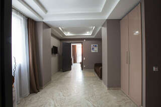 Гостиница Парк Авеню Кореиз Семейный номер с боковым видом на море-1